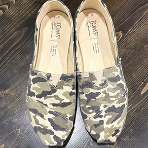 TOMS Green Camouflage Slip-Ons